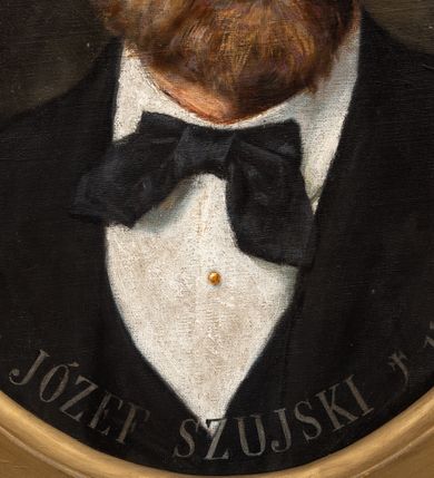Zdjęcie nr 2: Obraz w kształcie owalu wizerunkiem Józefa Szujskiego, sportretowanego w białej koszuli, w garniturze i z muchą. Historyk ma podłużną twarz, małe jasne oczy, długi nos i zarost zakrywający niemal całkowicie usta. Jasnobrązowe oczy ma zaczesane do tyłu, na nosie okulary. Tło obrazu ciemne, wzdłuż dolnej krawędzi napis „*1835 JÓZEF SZUJSKI +1883”. 
