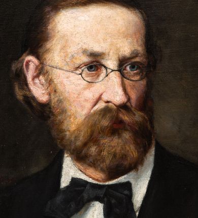 Zdjęcie nr 4: Obraz w kształcie owalu wizerunkiem Józefa Szujskiego, sportretowanego w białej koszuli, w garniturze i z muchą. Historyk ma podłużną twarz, małe jasne oczy, długi nos i zarost zakrywający niemal całkowicie usta. Jasnobrązowe oczy ma zaczesane do tyłu, na nosie okulary. Tło obrazu ciemne, wzdłuż dolnej krawędzi napis „*1835 JÓZEF SZUJSKI +1883”. 
