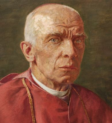 Zdjęcie nr 4: Obraz w kształcie stojącego prostokąta z postacią ujętego do kolan, zwróconego w lewo, siedzącego kardynała Jana Puzyny na nieokreślonym tle. Duchowny spogląda na widza, ręce splata i opiera na udach. Ma owalną twarz o wyrazistych rysach, ściągnięte brwi, małe oczy, szeroki nos i wąskie usta. Jest ubrany w czerwoną sutannę, rokietę i mucet, na którym zwieszono krzyż pektoralny. Siedzi na obitym ciemnoczerwonym materiałem krześle z widocznymi drewnianymi fragmentami podłokietników. 