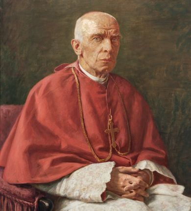Zdjęcie nr 1: Obraz w kształcie stojącego prostokąta z postacią ujętego do kolan, zwróconego w lewo, siedzącego kardynała Jana Puzyny na nieokreślonym tle. Duchowny spogląda na widza, ręce splata i opiera na udach. Ma owalną twarz o wyrazistych rysach, ściągnięte brwi, małe oczy, szeroki nos i wąskie usta. Jest ubrany w czerwoną sutannę, rokietę i mucet, na którym zwieszono krzyż pektoralny. Siedzi na obitym ciemnoczerwonym materiałem krześle z widocznymi drewnianymi fragmentami podłokietników. 