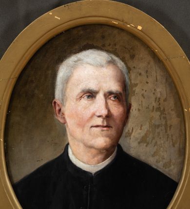 Zdjęcie nr 1: Obraz w kształcie stojącego owalu z przedstawieniem księdza Waleriana Klinki. Ujęcie portretowe, z głową zwróconą lekko w lewo. Ksiądz ma owalną twarz i małych oczach, prostym nosie i wąskich ustach i krótkie siwe włosy. Jest ubrany w czarną sutannę. Przy dolnej krawędzi obrazu napis „+1826 Ks(iądz) WALERYAN KALINKA +1886 / J(an) Bąkowski 99”. 