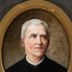 Zdjęcie nr 1: Obraz w kształcie stojącego owalu z przedstawieniem księdza Waleriana Klinki. Ujęcie portretowe, z głową zwróconą lekko w lewo. Ksiądz ma owalną twarz i małych oczach, prostym nosie i wąskich ustach i krótkie siwe włosy. Jest ubrany w czarną sutannę. Przy dolnej krawędzi obrazu napis „+1826 Ks(iądz) WALERYAN KALINKA +1886 / J(an) Bąkowski 99”. 