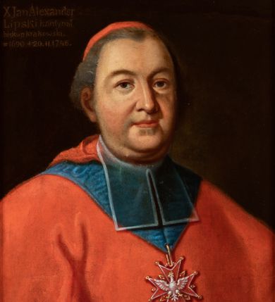 Zdjęcie nr 1: Obraz w kształcie stojącego prostokąta z przedstawieniem biskupa Lipskiego ukazanego w półpostaci, zwróconego w trzech czwartych w lewo i głową do widza. Ma owalną, pulchną twarz o ciemnych oczach, prostym nosie i pełnych ustach, jest ubrany w białą komżę i czerwony mucet z kapturem i befkami. Na piersi ma zawieszony na błękitnej wstędze order Orła Białego. W lewym górnym rogu napis „X(iądz) Jan Aleksander / Lipski kardynał / biskup krakowski. / *1690 + 20.II.1746.”