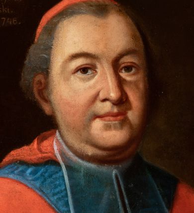 Zdjęcie nr 2: Obraz w kształcie stojącego prostokąta z przedstawieniem biskupa Lipskiego ukazanego w półpostaci, zwróconego w trzech czwartych w lewo i głową do widza. Ma owalną, pulchną twarz o ciemnych oczach, prostym nosie i pełnych ustach, jest ubrany w białą komżę i czerwony mucet z kapturem i befkami. Na piersi ma zawieszony na błękitnej wstędze order Orła Białego. W lewym górnym rogu napis „X(iądz) Jan Aleksander / Lipski kardynał / biskup krakowski. / *1690 + 20.II.1746.”