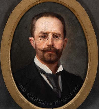 Zdjęcie nr 1: Obraz w kształcie stojącego owalu z przedstawieniem Andrzeja hrabiego Potockiego. Ujęcie portretowe, z torsem zwróconym lekko w lewo i głową frontalnie. Hrabia ma owalną twarz o małych oczach, prostym nosie i wąskich ustach. Zarost tworzą podwinięte na końcach wąski i którko przystrzyżona broda, krótkie ciemne włosy ma zaczesane do tyłu. Jest ubrany w białą koszulę z ciemnoszarym krawatem i ciemną marynarkę. . Przy dolnej krawędzi obrazu napis *1861 ANDRZEJ HR(ABIA) POTOCKI +1908”. 
