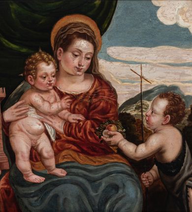 Zdjęcie nr 1: Obraz przedstawiający Matkę Boską z Dzieciątkiem stojącym na jej prawym udzie, siedzącą między stojącymi św. Barbarą z lewej strony i młodym św. Janem Chrzcicielem z prawej. Maria spogląda na jabłko podawane Jezusowi przez św. Jana. Ma okrągłą twarz, ciemne oczy , wąski nos i małe usta. Jest ubrana w czerwoną suknię i niebieski płaszcz ze złotym podbiciem. Jezus sięga w stronę jabłka, ma małą, okrągłą twarz i jasne włosy zwinięte w loki, jest przepasany białą tkaniną powyżej pasa. Święty Jan Chrzciciel został ukazany z profilu, jedną ręką podaje jabłko, w drugiej trzyma krzyż. Ma podłużną twarz z wysokim czołem, małym nosem i ciemnymi oczami, jest ubrany w skórę. Stojąca po drugiej stronie św. Barbara została ukazana lekko z tyłu, w rękach trzyma wieżę, twarz zwraca ku scenie, ma ciemne oczy, wśki nos i małe usta, włosy misternie zaplecione. Jest ubrana w ciemnozieloną suknię z czerwonymi rękawami i przezroczystym materiałem przy dekolcie. Biodra otacza żółty płaszcz. Tło sceny z lewej strony stanowi kotara, z prawej rozległy krajobraz.
