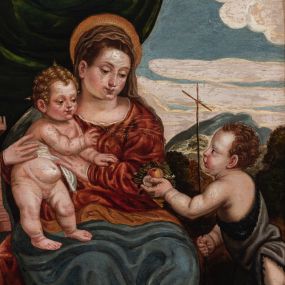 Zdjęcie nr 1: Obraz przedstawiający Matkę Boską z Dzieciątkiem stojącym na jej prawym udzie, siedzącą między stojącymi św. Barbarą z lewej strony i młodym św. Janem Chrzcicielem z prawej. Maria spogląda na jabłko podawane Jezusowi przez św. Jana. Ma okrągłą twarz, ciemne oczy , wąski nos i małe usta. Jest ubrana w czerwoną suknię i niebieski płaszcz ze złotym podbiciem. Jezus sięga w stronę jabłka, ma małą, okrągłą twarz i jasne włosy zwinięte w loki, jest przepasany białą tkaniną powyżej pasa. Święty Jan Chrzciciel został ukazany z profilu, jedną ręką podaje jabłko, w drugiej trzyma krzyż. Ma podłużną twarz z wysokim czołem, małym nosem i ciemnymi oczami, jest ubrany w skórę. Stojąca po drugiej stronie św. Barbara została ukazana lekko z tyłu, w rękach trzyma wieżę, twarz zwraca ku scenie, ma ciemne oczy, wśki nos i małe usta, włosy misternie zaplecione. Jest ubrana w ciemnozieloną suknię z czerwonymi rękawami i przezroczystym materiałem przy dekolcie. Biodra otacza żółty płaszcz. Tło sceny z lewej strony stanowi kotara, z prawej rozległy krajobraz.