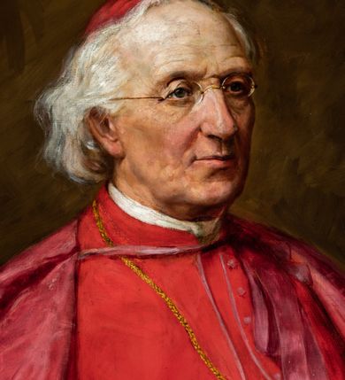 Zdjęcie nr 2: Obraz w kształcie stojącego prostokąta z postacią ujętego do kolan, siedzącego kardynała na nieokreślonym tle. Duchowny spogląda przed siebie, ma wysokie czoło, małe oczy, okulary, duzy nos i wąskie usta. Jest ubrany w czerwoną sutannę przewiązaną szerokim pasem i pelerynkę, na głowie ma piuskę, na szyi zawieszony krzyż pektoralny. W prawym górnym rogu herb duchownego otoczony inskrypcją „A(lbin) D(unajewski) / 1879-1894”. 