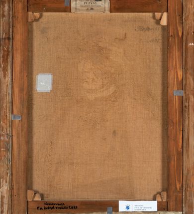 Zdjęcie nr 5: Obraz w kształcie stojącego prostokąta z postacią ujętego do kolan, siedzącego kardynała na nieokreślonym tle. Duchowny spogląda przed siebie, ma wysokie czoło, małe oczy, okulary, duzy nos i wąskie usta. Jest ubrany w czerwoną sutannę przewiązaną szerokim pasem i pelerynkę, na głowie ma piuskę, na szyi zawieszony krzyż pektoralny. W prawym górnym rogu herb duchownego otoczony inskrypcją „A(lbin) D(unajewski) / 1879-1894”. 