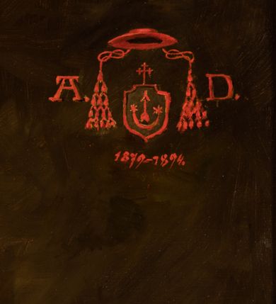 Zdjęcie nr 3: Obraz w kształcie stojącego prostokąta z postacią ujętego do kolan, siedzącego kardynała na nieokreślonym tle. Duchowny spogląda przed siebie, ma wysokie czoło, małe oczy, okulary, duzy nos i wąskie usta. Jest ubrany w czerwoną sutannę przewiązaną szerokim pasem i pelerynkę, na głowie ma piuskę, na szyi zawieszony krzyż pektoralny. W prawym górnym rogu herb duchownego otoczony inskrypcją „A(lbin) D(unajewski) / 1879-1894”. 