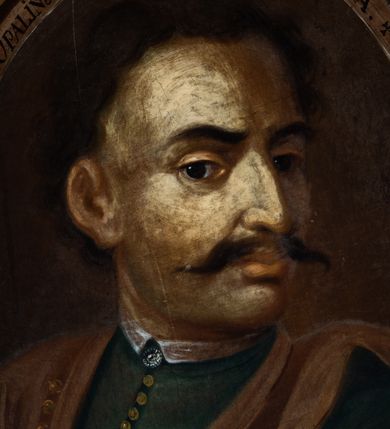 Zdjęcie nr 2: Obraz w formie stojącego owalu. W centrum popiersie Łukasza Opalińskiego zwróconego w trzech czwartych w prawo, z głową skierowaną w lewo. Twarz pociągła, o dużych, migdałowatych oczach, garbatym nosie i pełnych ustach, z długimi wąsami; okolona brązowymi, krótkimi, kręconymi włosami, podgolonymi po bokach. Ubrany jest w zielony żupan zapinany z przodu rzędem guzików oraz brązowy kontusz. Postać ukazana na brązowym tle. Wzdłuż górnej krawędzi obrazu wstęga z napisem: „ŁUKASZ OPALIŃSKI MARSZ(AŁEK) NADW(ORNY) KOR(ONNY) STATYSTA. + 1662”. Obraz ujęty prostą, złoconą ramą. 