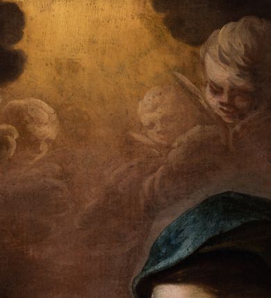 Zdjęcie nr 5: Obraz w kształcie ośmioboku z przedstawieniem sceny Adoracji Dzieciątka Jezus. W dole kompozycji w żłóbku leży Chrystus, nad którym stoi Maria, a za nimi św. Józef. Jezus leży nagi na białej tkaninie ułożonej na słomie, lewą rękę zbliża do twarzy, prawą trzyma przy boku, ma małą głowę, wokół niej świetlisty nimb. Spogląda na Marię, która również patrzy na niego, ręce składa do modlitwy, ma pociągłą, delikatną twarz o dużym nosie i małych ustach. Jest ubrana w czerwoną suknię z szarym wykończeniem na dekolcie i granatowy maforion. Święty Józef stoi w cieniu, patrzy na Dzieciątko, unosi prawą rękę, a w lewej trzyma kij. Ma podłużną twarz o ostrym nosie i małych ustach, łysinę i ciemny zarost. Ponad grupą otwiera się jaśniejące niebo i widać uskrzydlone główki aniołków. Z prawej strony kompozycji fragment kolumny.  