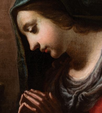 Zdjęcie nr 3: Obraz w kształcie ośmioboku z przedstawieniem sceny Adoracji Dzieciątka Jezus. W dole kompozycji w żłóbku leży Chrystus, nad którym stoi Maria, a za nimi św. Józef. Jezus leży nagi na białej tkaninie ułożonej na słomie, lewą rękę zbliża do twarzy, prawą trzyma przy boku, ma małą głowę, wokół niej świetlisty nimb. Spogląda na Marię, która również patrzy na niego, ręce składa do modlitwy, ma pociągłą, delikatną twarz o dużym nosie i małych ustach. Jest ubrana w czerwoną suknię z szarym wykończeniem na dekolcie i granatowy maforion. Święty Józef stoi w cieniu, patrzy na Dzieciątko, unosi prawą rękę, a w lewej trzyma kij. Ma podłużną twarz o ostrym nosie i małych ustach, łysinę i ciemny zarost. Ponad grupą otwiera się jaśniejące niebo i widać uskrzydlone główki aniołków. Z prawej strony kompozycji fragment kolumny.  