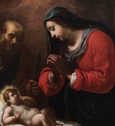 Zdjęcie nr 1: Obraz w kształcie ośmioboku z przedstawieniem sceny Adoracji Dzieciątka Jezus. W dole kompozycji w żłóbku leży Chrystus, nad którym stoi Maria, a za nimi św. Józef. Jezus leży nagi na białej tkaninie ułożonej na słomie, lewą rękę zbliża do twarzy, prawą trzyma przy boku, ma małą głowę, wokół niej świetlisty nimb. Spogląda na Marię, która również patrzy na niego, ręce składa do modlitwy, ma pociągłą, delikatną twarz o dużym nosie i małych ustach. Jest ubrana w czerwoną suknię z szarym wykończeniem na dekolcie i granatowy maforion. Święty Józef stoi w cieniu, patrzy na Dzieciątko, unosi prawą rękę, a w lewej trzyma kij. Ma podłużną twarz o ostrym nosie i małych ustach, łysinę i ciemny zarost. Ponad grupą otwiera się jaśniejące niebo i widać uskrzydlone główki aniołków. Z prawej strony kompozycji fragment kolumny.  