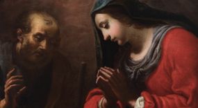 Zdjęcie nr 1: Obraz w kształcie ośmioboku z przedstawieniem sceny Adoracji Dzieciątka Jezus. W dole kompozycji w żłóbku leży Chrystus, nad którym stoi Maria, a za nimi św. Józef. Jezus leży nagi na białej tkaninie ułożonej na słomie, lewą rękę zbliża do twarzy, prawą trzyma przy boku, ma małą głowę, wokół niej świetlisty nimb. Spogląda na Marię, która również patrzy na niego, ręce składa do modlitwy, ma pociągłą, delikatną twarz o dużym nosie i małych ustach. Jest ubrana w czerwoną suknię z szarym wykończeniem na dekolcie i granatowy maforion. Święty Józef stoi w cieniu, patrzy na Dzieciątko, unosi prawą rękę, a w lewej trzyma kij. Ma podłużną twarz o ostrym nosie i małych ustach, łysinę i ciemny zarost. Ponad grupą otwiera się jaśniejące niebo i widać uskrzydlone główki aniołków. Z prawej strony kompozycji fragment kolumny.  