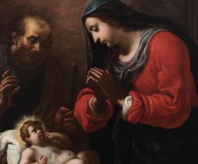 Zdjęcie nr 1: Obraz w kształcie ośmioboku z przedstawieniem sceny Adoracji Dzieciątka Jezus. W dole kompozycji w żłóbku leży Chrystus, nad którym stoi Maria, a za nimi św. Józef. Jezus leży nagi na białej tkaninie ułożonej na słomie, lewą rękę zbliża do twarzy, prawą trzyma przy boku, ma małą głowę, wokół niej świetlisty nimb. Spogląda na Marię, która również patrzy na niego, ręce składa do modlitwy, ma pociągłą, delikatną twarz o dużym nosie i małych ustach. Jest ubrana w czerwoną suknię z szarym wykończeniem na dekolcie i granatowy maforion. Święty Józef stoi w cieniu, patrzy na Dzieciątko, unosi prawą rękę, a w lewej trzyma kij. Ma podłużną twarz o ostrym nosie i małych ustach, łysinę i ciemny zarost. Ponad grupą otwiera się jaśniejące niebo i widać uskrzydlone główki aniołków. Z prawej strony kompozycji fragment kolumny.  