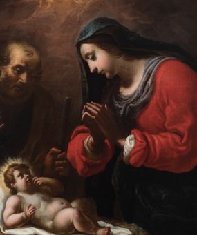 Zdjęcie nr 1: Obraz w kształcie ośmioboku z przedstawieniem sceny Adoracji Dzieciątka Jezus. W dole kompozycji w żłóbku leży Chrystus, nad którym stoi Maria, a za nimi św. Józef. Jezus leży nagi na białej tkaninie ułożonej na słomie, lewą rękę zbliża do twarzy, prawą trzyma przy boku, ma małą głowę, wokół niej świetlisty nimb. Spogląda na Marię, która również patrzy na niego, ręce składa do modlitwy, ma pociągłą, delikatną twarz o dużym nosie i małych ustach. Jest ubrana w czerwoną suknię z szarym wykończeniem na dekolcie i granatowy maforion. Święty Józef stoi w cieniu, patrzy na Dzieciątko, unosi prawą rękę, a w lewej trzyma kij. Ma podłużną twarz o ostrym nosie i małych ustach, łysinę i ciemny zarost. Ponad grupą otwiera się jaśniejące niebo i widać uskrzydlone główki aniołków. Z prawej strony kompozycji fragment kolumny.  