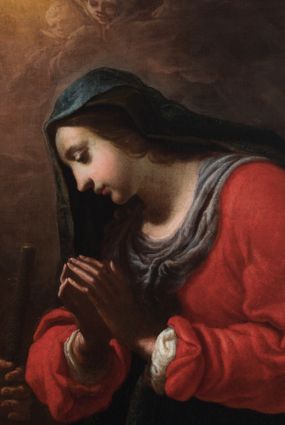Zdjęcie nr 1: Obraz w kształcie ośmioboku z przedstawieniem sceny Adoracji Dzieciątka Jezus. W dole kompozycji w żłóbku leży Chrystus, nad którym stoi Maria, a za nimi św. Józef. Jezus leży nagi na białej tkaninie ułożonej na słomie, lewą rękę zbliża do twarzy, prawą trzyma przy boku, ma małą głowę, wokół niej świetlisty nimb. Spogląda na Marię, która również patrzy na niego, ręce składa do modlitwy, ma pociągłą, delikatną twarz o dużym nosie i małych ustach. Jest ubrana w czerwoną suknię z szarym wykończeniem na dekolcie i granatowy maforion. Święty Józef stoi w cieniu, patrzy na Dzieciątko, unosi prawą rękę, a w lewej trzyma kij. Ma podłużną twarz o ostrym nosie i małych ustach, łysinę i ciemny zarost. Ponad grupą otwiera się jaśniejące niebo i widać uskrzydlone główki aniołków. Z prawej strony kompozycji fragment kolumny.  