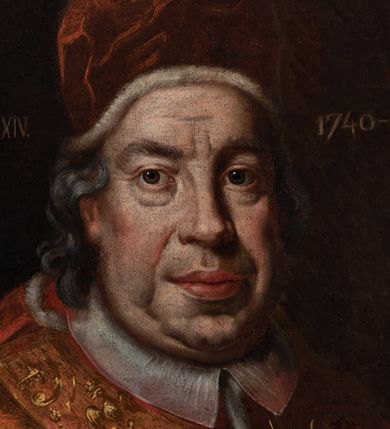 Zdjęcie nr 2: Obraz w kształcie stojącego ukazuje papieża Benedykta XIV w półpostaci, zwróconego w trzech czwartych w lewo.  Ma owalną twarz o grubych rysach z małymi oczami poniżej grubych brwi, szerokim nosem, pełnymi ustami nalanym podbródkiem; siwiejące włosy falami opadają do tyłu. Jest ubrany w czerwony, podbity futrem mucet, podobnego koloru stułę zdobioną złotym ornamentem oraz psujące do muncetu camauro na głowie. W górnej części obrazu napisy: po lewej „BENEDICTUS XIV.”, a po prawej „1740-1758”.