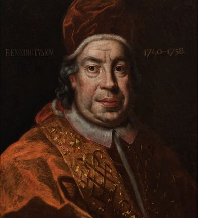 Zdjęcie nr 1: Obraz w kształcie stojącego ukazuje papieża Benedykta XIV w półpostaci, zwróconego w trzech czwartych w lewo.  Ma owalną twarz o grubych rysach z małymi oczami poniżej grubych brwi, szerokim nosem, pełnymi ustami nalanym podbródkiem; siwiejące włosy falami opadają do tyłu. Jest ubrany w czerwony, podbity futrem mucet, podobnego koloru stułę zdobioną złotym ornamentem oraz psujące do muncetu camauro na głowie. W górnej części obrazu napisy: po lewej „BENEDICTUS XIV.”, a po prawej „1740-1758”.