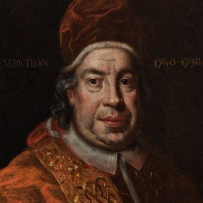 Zdjęcie nr 1: Obraz w kształcie stojącego ukazuje papieża Benedykta XIV w półpostaci, zwróconego w trzech czwartych w lewo.  Ma owalną twarz o grubych rysach z małymi oczami poniżej grubych brwi, szerokim nosem, pełnymi ustami nalanym podbródkiem; siwiejące włosy falami opadają do tyłu. Jest ubrany w czerwony, podbity futrem mucet, podobnego koloru stułę zdobioną złotym ornamentem oraz psujące do muncetu camauro na głowie. W górnej części obrazu napisy: po lewej „BENEDICTUS XIV.”, a po prawej „1740-1758”.