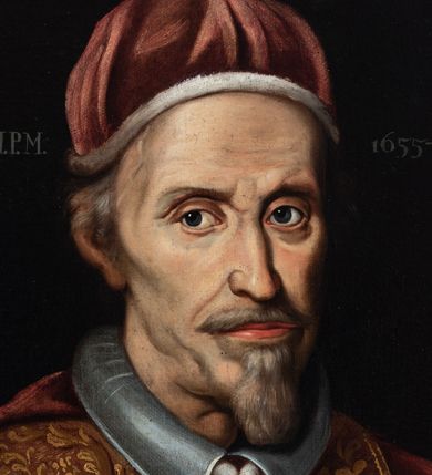 Zdjęcie nr 2: Obraz w kształcie stojącego prostokąta przedstawiający papieża Aleksandra VII ukazanego w półpostaci, zwróconego w trzech czwartych w lewo. Ma podłużną twarz o wyrazistych rysach, ciemne oczy, długi nos i wąskie usta otoczone przyciętymi, siwymi wąsami i wąską bródką; rzadkie, siwe włosy ma zaczesane do tyłu. Jest ubrany w czerwony, podbity futrem mucet, podobnego koloru stułę zdobioną złotym ornamentem oraz psujące do muncetu camauro na głowie. W górnej części obrazu napisy, po lewej „ALEXANDER VII. P(ONTIFEX) M(AXIMUS)”, po prawej: „1655-1667”.