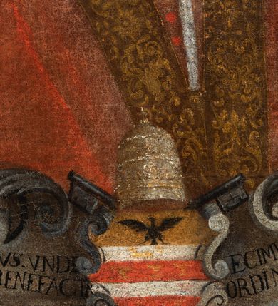 Zdjęcie nr 4: Obraz w kształcie stojącego prostokąta z wizerunkiem papieża Innocentego XI ukazanego w półpostaci, zwróconego w trzech czwartych w lewo, ubranego w mucet i stułę oraz camauro na głowie. Papież na podłuzna twarz o strych rysach, ciemne oczy, wąski nos i usta; wąski i bródkę. Postać  została ujęta owalna ramą w dole której ujęte kartuszem jego herb papieski i inskrypcja „INNOCENTIVS. VNDECIMVS. PONT(IFEX) MAX(IMUS) INSIGNIS BENEFACT[O]R ORDINIS. S(ANCTI) P(AULI) B(ENEDI)CTI.”