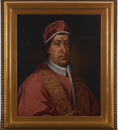 Zdjęcie nr 1: Obraz w kształcie stojącego prostokąta przedstawiający papieża Klemensa XI ukazanego w półpostaci, zwróconego w trzech czwartych w lewo. Ma podłużną twarz o wyrazistych rysach, ciemne oczy, wąski, długi nos i małe usta; ciemne włosy ma zaczesane do tyłu. Jest ubrany w czerwony, podbity futrem mucet, podobnego koloru stułę zdobioną złotym ornamentem oraz psujące do muncetu camauro na głowie. W górnej części obrazu napisy, po lewej „CLEMENS XI P(ONTIFEX) M(AXIMUS)”, po prawej: „1700-1721”.