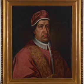Zdjęcie nr 1: Obraz w kształcie stojącego prostokąta przedstawiający papieża Klemensa XI ukazanego w półpostaci, zwróconego w trzech czwartych w lewo. Ma podłużną twarz o wyrazistych rysach, ciemne oczy, wąski, długi nos i małe usta; ciemne włosy ma zaczesane do tyłu. Jest ubrany w czerwony, podbity futrem mucet, podobnego koloru stułę zdobioną złotym ornamentem oraz psujące do muncetu camauro na głowie. W górnej części obrazu napisy, po lewej „CLEMENS XI P(ONTIFEX) M(AXIMUS)”, po prawej: „1700-1721”.