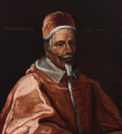 Zdjęcie nr 1: Obraz w kształcie stojącego prostokąta przedstawiający papieża Innocentego XI ukazanego w półpostaci, zwróconego w trzech czwartych w lewo. Ma podłużną twarz o wyrazistych rysach, ciemne oczy, prosty nos i pełne usta otoczone przyciętymi, siwiejącymi wąsami i wąską bródkę. Jest ubrany w czerwony, podbity futrem mucet oraz psujące do niego camauro na głowie. W górnej części obrazu napisy, po lewej: „INNOCENTIVS XI P(ONTIFEX) M(AXIMUS)”, po prawej: „1676-1689”.