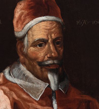 Zdjęcie nr 2: Obraz w kształcie stojącego prostokąta przedstawiający papieża Innocentego XI ukazanego w półpostaci, zwróconego w trzech czwartych w lewo. Ma podłużną twarz o wyrazistych rysach, ciemne oczy, prosty nos i pełne usta otoczone przyciętymi, siwiejącymi wąsami i wąską bródkę. Jest ubrany w czerwony, podbity futrem mucet oraz psujące do niego camauro na głowie. W górnej części obrazu napisy, po lewej: „INNOCENTIVS XI P(ONTIFEX) M(AXIMUS)”, po prawej: „1676-1689”.