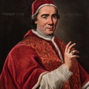 Zdjęcie nr 1: Papież jest ukazany do pasa, z prawą ręką uniesioną w geście błogosławieństwa. Ma owalną twarz o grubych rysach z wąsko osadzonymi oczami poniżej grubych brwi, szerokim nosem, pełnymi ustami i śladem zarostu; siwiejące włosy ma zaczesane do tyłu. Jest ubrany w albę, podbity futrem czerwony mucet,  dekorowaną złotym ornamentem czerwoną stułę spiętą na piersi i pasujące do muncetu camauro na głowie, na serdecznym palcu uniesionej dłoni ma wysadzany kamieniami pierścień. W górnej części obrazu napisy: po lewej: „CLEMENS XII P(ONTIFEX) M(AXIMUS)”, po prawej: „1730-1740”.