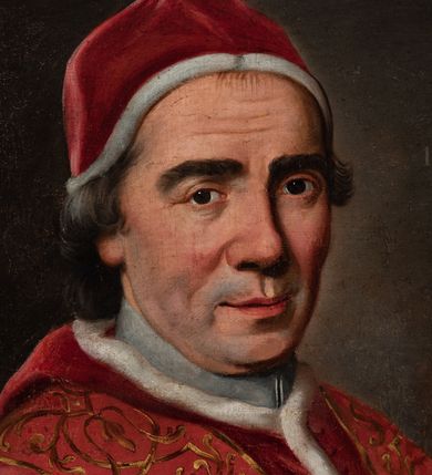Zdjęcie nr 2: Papież jest ukazany do pasa, z prawą ręką uniesioną w geście błogosławieństwa. Ma owalną twarz o grubych rysach z wąsko osadzonymi oczami poniżej grubych brwi, szerokim nosem, pełnymi ustami i śladem zarostu; siwiejące włosy ma zaczesane do tyłu. Jest ubrany w albę, podbity futrem czerwony mucet,  dekorowaną złotym ornamentem czerwoną stułę spiętą na piersi i pasujące do muncetu camauro na głowie, na serdecznym palcu uniesionej dłoni ma wysadzany kamieniami pierścień. W górnej części obrazu napisy: po lewej: „CLEMENS XII P(ONTIFEX) M(AXIMUS)”, po prawej: „1730-1740”.