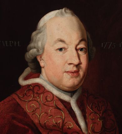 Zdjęcie nr 2: Obraz w kształcie stojącego prostokąta z postacią papieża ujętego w owal, ukazanego w półpostaci, zwróconego w trzech czwartych w lewo. Mężczyzna ma nalaną, owalną twarz o wychodzących do przodu oczach, szerokim nosie i pełnych ustach. Siwe włosy podwinięte na końcach są zaczesane do tyłu. Jest ubrany w czerwony, podbity futrem mucet, podobnego koloru stułę zdobioną złotym ornamentem oraz piuskę na głowie. W górnej części obrazu napisy, po lewej „PIVS VI P(ONTIFEX) M(AXIMUS)”, po prawej „1775-1799”.