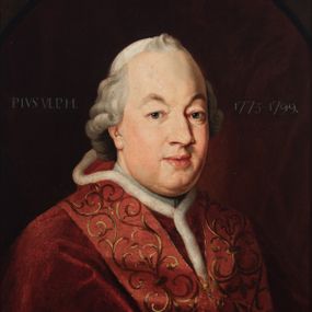 Zdjęcie nr 1: Obraz w kształcie stojącego prostokąta z postacią papieża ujętego w owal, ukazanego w półpostaci, zwróconego w trzech czwartych w lewo. Mężczyzna ma nalaną, owalną twarz o wychodzących do przodu oczach, szerokim nosie i pełnych ustach. Siwe włosy podwinięte na końcach są zaczesane do tyłu. Jest ubrany w czerwony, podbity futrem mucet, podobnego koloru stułę zdobioną złotym ornamentem oraz piuskę na głowie. W górnej części obrazu napisy, po lewej „PIVS VI P(ONTIFEX) M(AXIMUS)”, po prawej „1775-1799”.