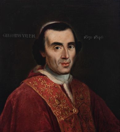 Zdjęcie nr 1: Obraz w kształcie stojącego prostokąta ukazuje papieża Grzeorza XVI w półpostaci, zwróconego w trzech czwartych w lewo.  Ma podłużną twarz o wyrazistych rysach z ciemnymi oczami, długim nosem i pełnymi ustami; ciemne, bujne włosy ma zaczesane do tyłu. Jest ubrany w ciemnoczerwony, podbity futrem mucet, podobnego koloru stułę zdobioną złotym ornamentem i białą piuskę na głowie W górnej części obrazu napisy, po lewej „GREGORIVS XVI. P[ONTIFEX] M[AXIMUS]”, po prawej „1831-1846”.