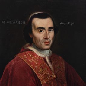Zdjęcie nr 1: Obraz w kształcie stojącego prostokąta ukazuje papieża Grzeorza XVI w półpostaci, zwróconego w trzech czwartych w lewo.  Ma podłużną twarz o wyrazistych rysach z ciemnymi oczami, długim nosem i pełnymi ustami; ciemne, bujne włosy ma zaczesane do tyłu. Jest ubrany w ciemnoczerwony, podbity futrem mucet, podobnego koloru stułę zdobioną złotym ornamentem i białą piuskę na głowie W górnej części obrazu napisy, po lewej „GREGORIVS XVI. P[ONTIFEX] M[AXIMUS]”, po prawej „1831-1846”.