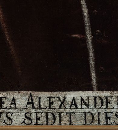 Zdjęcie nr 3: Obraz w kształcie stojącego prostokąta ukazuje papieża Leona XI w półpostaci, zwróconego w trzech czwartych w lewo.  Ma podłużną twarz o grubych rysach z wąskimi oczami, długim nosem i wąskimi ustami  otoczonymi siwymi wąsami i długą brodą. Jest ubrany w ciemnoczerwony, podbity futrem mucet oraz psujące do niego camauro na głowie. W dolnej części obrazu napis „LEO XI ANTEA ALEXANDER MEDICES/FLORENTINVS SEDIT DIES Z5”, w lewym, górnym rogu „30”.
