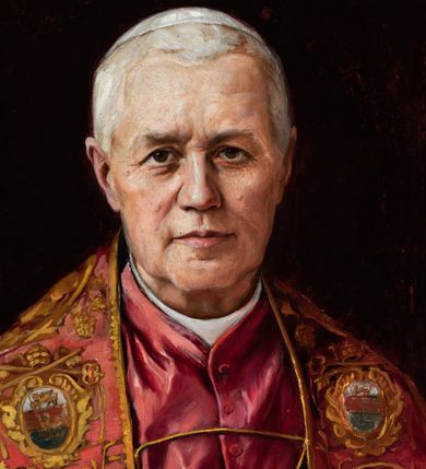 Zdjęcie nr 2: Obraz w kształcie stojącego prostokąta z postacią papieża siedzącego na tronie z wysokim zapleckiem i ciemnoczerwonym obiciem, ujętego frontalnie, z uniesioną prawą ręką z wyprostowanymi trzema palcami i lewą opartą na podłokietniku. Na owalną twarz z wysokim czołem, małymi oczami, szerokim nosem i wąskimi ustami. Siwe włosy są krótko przystrzyżone. Jest ubrany w białą albę, komżę, czerwony mucet, dekorowaną herbami i złotym ornamentem stułę złączona sznurem ze złotymi chwostami i białą piuskę; na serdecznym palcu prawej dłoni ma pierścień z zielonym oczkiem. Tło stanowi bogato zdobiona zielono-złota tkanina. 