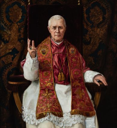 Zdjęcie nr 1: Obraz w kształcie stojącego prostokąta z postacią papieża siedzącego na tronie z wysokim zapleckiem i ciemnoczerwonym obiciem, ujętego frontalnie, z uniesioną prawą ręką z wyprostowanymi trzema palcami i lewą opartą na podłokietniku. Na owalną twarz z wysokim czołem, małymi oczami, szerokim nosem i wąskimi ustami. Siwe włosy są krótko przystrzyżone. Jest ubrany w białą albę, komżę, czerwony mucet, dekorowaną herbami i złotym ornamentem stułę złączona sznurem ze złotymi chwostami i białą piuskę; na serdecznym palcu prawej dłoni ma pierścień z zielonym oczkiem. Tło stanowi bogato zdobiona zielono-złota tkanina. 