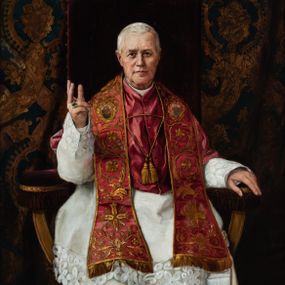 Zdjęcie nr 1: Obraz w kształcie stojącego prostokąta z postacią papieża siedzącego na tronie z wysokim zapleckiem i ciemnoczerwonym obiciem, ujętego frontalnie, z uniesioną prawą ręką z wyprostowanymi trzema palcami i lewą opartą na podłokietniku. Na owalną twarz z wysokim czołem, małymi oczami, szerokim nosem i wąskimi ustami. Siwe włosy są krótko przystrzyżone. Jest ubrany w białą albę, komżę, czerwony mucet, dekorowaną herbami i złotym ornamentem stułę złączona sznurem ze złotymi chwostami i białą piuskę; na serdecznym palcu prawej dłoni ma pierścień z zielonym oczkiem. Tło stanowi bogato zdobiona zielono-złota tkanina. 