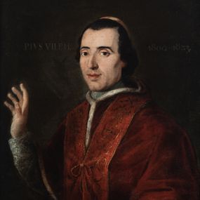 Zdjęcie nr 1: Papież jest ukazany do pasa, ubrany w komżę, mucet i stułę związaną na piersi, piuskę, z prawą ręką uniesioną w geście błogosławieństwa. W górnej części obrazu napisy, po lewej: „PIVS VII. P[ONTIFEX] M[AXIMUS]”, po prawej: „1800-1823.”. 