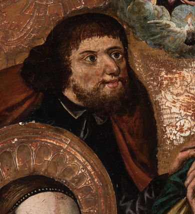 Zdjęcie nr 6: Obraz w formie stojącego prostokąta. Kompozycja trójplanowa. Na pierwszym planie, po bokach znajdują się Maria Salome ze św. Janem Ewangelistą oraz św. Elżbieta ze św. Janem Chrzcicielem. Na drugim planie umieszczona grupa z siedzącymi na ławie Matką Boską z Dzieciątkiem i św. Anną. Za nimi, za niską przegrodą stoją od lewej Zebedeusz, św. Józef i św. Joachim, nad nimi unosi się pośród obłoków półpostać Boga Ojca. 
W centrum siedzące Maria i św. Anna zwrócone ku sobie. Maria dwiema wyciągniętymi przed siebie rękami przytrzymuje stojące na jej kolanach Dzieciątko. Matka Boska ma owalną twarz z wysokim czołem, małymi oczami, prostym nosem i małymi ustami; okoloną długimi, kręconymi włosami opadającymi na ramiona, z opaską nad czołem. Ubrana jest w różową suknię oraz granatowy płaszcz ze złoconą lamówką zarzucony na ramiona i kolana. Dzieciątko zwrócone jest w trzech czwartych w lewo, dłońmi sięga po owoce, które na półmisku trzyma św. Anna, ma ugięte nóżki. Twarz okrągła o pełnych policzkach z wyraźnie zaznaczonym podbródkiem, o dużych oczach, zadartym nosie i pełnych ustach; okolona krótkimi włosami z lokiem na czole. Ubrane jest w długą, przezroczystą tunikę. Święta Anna lewą ręką trzyma półmisek z owocami, prawą podaje jeden Dzieciątku. Twarz o starczych rysach, dużych oczach skierowanych w dół, prostym nosie i małych ustach. Ubrana jest w zieloną suknię, czerwony płaszcz z żółtą podszewką, zarzucony na ramiona i kolana. Na głowie ma biały welon. Cała trójka ma wokół głów złocone i tłoczone w zaprawie nimby. 
W lewym dolnym narożu obrazu siedzi Maria Salome zwrócona w trzech czwartych w lewo, pochylona, lewą ręką przytrzymuje św. Jana Ewangelistę siedzącego na jej kolanach, w prawej, uniesionej trzyma białą różę. Ubrana jest w czerwoną suknię i jasnofioletowy płaszcz z zieloną podszewką, wokół głowy ma białą podwikę, na niej czepiec. Święty Jan ukazany jako niemowle, w pozycji siedzącej, zwrócony w trzech czwartych w prawo, obiema rękami podtrzymuje kielich, z którego wychodzi wąż. Twarz ma okrągłą, okoloną jasnymi włosami. W partii bioder przepasany jest białą pieluszką. Po prawej stronie obrazu ucięta postać św. Elżbiety, zwrócona w trzech czwartych w prawo, prawą ręką ujmuje twarz stojącego obok św. Jana Chrzciciela. Na jej kolanach leży otwarta księga. Święta ubrana jest w brązową suknię oraz czerwony płaszcz. Na głowie ma biały welon spięty ozdobną opaską z klejnotami. Po jej lewej stronie stoi św. Jan Chrzciciel ukazany jako dziecko, zwrócony w trzech czwartych w lewo, na prawym przedramieniu podtrzymuje baranka i laskę zakończoną krzyżem. Twarz ma trójkątną, o dużych oczach i nosie oraz otwartych ustach, okoloną krótkimi, kręconymi włosami. Ubrany jest w melotę. Na trzecim planie, za przegrodą, od lewej półpostać Zebedeusza, zwróconego w trzech czwartych w lewo, ukazanego jako dojrzały mężczyzna, o dużych oczach i nosie oraz pełnych ustach. Twarz ma okoloną długimi kręconymi brodą i włosami. Ubrany jest w zieloną tunikę, różowy płaszcz, na głowie ma czerwone nakrycie. Po jego lewej stronie półpostać św. Józefa zwróconego w trzech czwartych w lewo, który lewą rękę kładzie na ramieniu św. Joachima. Ukazany jest jako dojrzały mężczyzna, o dużych oczach i nosie oraz pełnych ustach. Twarz ma okoloną kręconą brodą i włosami sięgającymi ramion. Ubrany jest w czarną tunikę z kołnierzykiem, na ramiona ma narzucony brązowy płaszcz. Po jego lewej stronie półpostać św. Joachima zwróconego w trzech czwartych w prawo, z ugiętymi rękami, który tłumaczy coś św. Józefowi. Ukazany jest jako starzec, o dużych oczach i garbatym nosie oraz wąskich ustach. Twarz ma okoloną długą, jasną brodą. Ubrany jest w czerwoną tunikę, zielony płaszcz z żółtą podszewką o rozciętych rękawach oraz nakrycie głowy dekorowane wstęgą z kamieniem.
Ponad św. Józefem i św. Joachimem, wyłania się spośród obłoków niewielkie popiersie Boga Ojca, który lewą ręką podtrzymuje jabłko królewskie, prawą błogosławi. Ukazany jest jako starzec, ubrany w granatową tunikę i różowy płaszcz. Poniżej gołębica Ducha Świętego w glorii promienistej. Tło obrazu złocone, z tłoczoną dekoracją o wzorze roślinnym. U dołu obrazu napis „1516 / RENOVATVM / 1638 / RENOVATVM / 1825 / RENOVATVM 1921”.