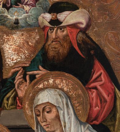 Zdjęcie nr 4: Obraz w formie stojącego prostokąta. Kompozycja trójplanowa. Na pierwszym planie, po bokach znajdują się Maria Salome ze św. Janem Ewangelistą oraz św. Elżbieta ze św. Janem Chrzcicielem. Na drugim planie umieszczona grupa z siedzącymi na ławie Matką Boską z Dzieciątkiem i św. Anną. Za nimi, za niską przegrodą stoją od lewej Zebedeusz, św. Józef i św. Joachim, nad nimi unosi się pośród obłoków półpostać Boga Ojca. 
W centrum siedzące Maria i św. Anna zwrócone ku sobie. Maria dwiema wyciągniętymi przed siebie rękami przytrzymuje stojące na jej kolanach Dzieciątko. Matka Boska ma owalną twarz z wysokim czołem, małymi oczami, prostym nosem i małymi ustami; okoloną długimi, kręconymi włosami opadającymi na ramiona, z opaską nad czołem. Ubrana jest w różową suknię oraz granatowy płaszcz ze złoconą lamówką zarzucony na ramiona i kolana. Dzieciątko zwrócone jest w trzech czwartych w lewo, dłońmi sięga po owoce, które na półmisku trzyma św. Anna, ma ugięte nóżki. Twarz okrągła o pełnych policzkach z wyraźnie zaznaczonym podbródkiem, o dużych oczach, zadartym nosie i pełnych ustach; okolona krótkimi włosami z lokiem na czole. Ubrane jest w długą, przezroczystą tunikę. Święta Anna lewą ręką trzyma półmisek z owocami, prawą podaje jeden Dzieciątku. Twarz o starczych rysach, dużych oczach skierowanych w dół, prostym nosie i małych ustach. Ubrana jest w zieloną suknię, czerwony płaszcz z żółtą podszewką, zarzucony na ramiona i kolana. Na głowie ma biały welon. Cała trójka ma wokół głów złocone i tłoczone w zaprawie nimby. 
W lewym dolnym narożu obrazu siedzi Maria Salome zwrócona w trzech czwartych w lewo, pochylona, lewą ręką przytrzymuje św. Jana Ewangelistę siedzącego na jej kolanach, w prawej, uniesionej trzyma białą różę. Ubrana jest w czerwoną suknię i jasnofioletowy płaszcz z zieloną podszewką, wokół głowy ma białą podwikę, na niej czepiec. Święty Jan ukazany jako niemowle, w pozycji siedzącej, zwrócony w trzech czwartych w prawo, obiema rękami podtrzymuje kielich, z którego wychodzi wąż. Twarz ma okrągłą, okoloną jasnymi włosami. W partii bioder przepasany jest białą pieluszką. Po prawej stronie obrazu ucięta postać św. Elżbiety, zwrócona w trzech czwartych w prawo, prawą ręką ujmuje twarz stojącego obok św. Jana Chrzciciela. Na jej kolanach leży otwarta księga. Święta ubrana jest w brązową suknię oraz czerwony płaszcz. Na głowie ma biały welon spięty ozdobną opaską z klejnotami. Po jej lewej stronie stoi św. Jan Chrzciciel ukazany jako dziecko, zwrócony w trzech czwartych w lewo, na prawym przedramieniu podtrzymuje baranka i laskę zakończoną krzyżem. Twarz ma trójkątną, o dużych oczach i nosie oraz otwartych ustach, okoloną krótkimi, kręconymi włosami. Ubrany jest w melotę. Na trzecim planie, za przegrodą, od lewej półpostać Zebedeusza, zwróconego w trzech czwartych w lewo, ukazanego jako dojrzały mężczyzna, o dużych oczach i nosie oraz pełnych ustach. Twarz ma okoloną długimi kręconymi brodą i włosami. Ubrany jest w zieloną tunikę, różowy płaszcz, na głowie ma czerwone nakrycie. Po jego lewej stronie półpostać św. Józefa zwróconego w trzech czwartych w lewo, który lewą rękę kładzie na ramieniu św. Joachima. Ukazany jest jako dojrzały mężczyzna, o dużych oczach i nosie oraz pełnych ustach. Twarz ma okoloną kręconą brodą i włosami sięgającymi ramion. Ubrany jest w czarną tunikę z kołnierzykiem, na ramiona ma narzucony brązowy płaszcz. Po jego lewej stronie półpostać św. Joachima zwróconego w trzech czwartych w prawo, z ugiętymi rękami, który tłumaczy coś św. Józefowi. Ukazany jest jako starzec, o dużych oczach i garbatym nosie oraz wąskich ustach. Twarz ma okoloną długą, jasną brodą. Ubrany jest w czerwoną tunikę, zielony płaszcz z żółtą podszewką o rozciętych rękawach oraz nakrycie głowy dekorowane wstęgą z kamieniem.
Ponad św. Józefem i św. Joachimem, wyłania się spośród obłoków niewielkie popiersie Boga Ojca, który lewą ręką podtrzymuje jabłko królewskie, prawą błogosławi. Ukazany jest jako starzec, ubrany w granatową tunikę i różowy płaszcz. Poniżej gołębica Ducha Świętego w glorii promienistej. Tło obrazu złocone, z tłoczoną dekoracją o wzorze roślinnym. U dołu obrazu napis „1516 / RENOVATVM / 1638 / RENOVATVM / 1825 / RENOVATVM 1921”.