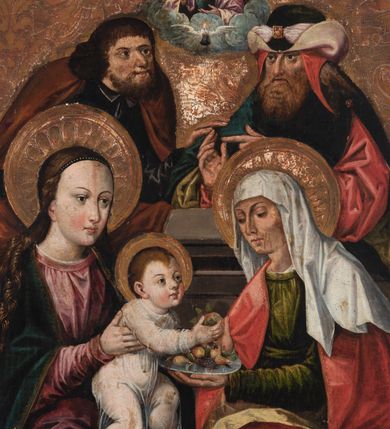 Zdjęcie nr 10: Obraz w formie stojącego prostokąta. Kompozycja trójplanowa. Na pierwszym planie, po bokach znajdują się Maria Salome ze św. Janem Ewangelistą oraz św. Elżbieta ze św. Janem Chrzcicielem. Na drugim planie umieszczona grupa z siedzącymi na ławie Matką Boską z Dzieciątkiem i św. Anną. Za nimi, za niską przegrodą stoją od lewej Zebedeusz, św. Józef i św. Joachim, nad nimi unosi się pośród obłoków półpostać Boga Ojca. 
W centrum siedzące Maria i św. Anna zwrócone ku sobie. Maria dwiema wyciągniętymi przed siebie rękami przytrzymuje stojące na jej kolanach Dzieciątko. Matka Boska ma owalną twarz z wysokim czołem, małymi oczami, prostym nosem i małymi ustami; okoloną długimi, kręconymi włosami opadającymi na ramiona, z opaską nad czołem. Ubrana jest w różową suknię oraz granatowy płaszcz ze złoconą lamówką zarzucony na ramiona i kolana. Dzieciątko zwrócone jest w trzech czwartych w lewo, dłońmi sięga po owoce, które na półmisku trzyma św. Anna, ma ugięte nóżki. Twarz okrągła o pełnych policzkach z wyraźnie zaznaczonym podbródkiem, o dużych oczach, zadartym nosie i pełnych ustach; okolona krótkimi włosami z lokiem na czole. Ubrane jest w długą, przezroczystą tunikę. Święta Anna lewą ręką trzyma półmisek z owocami, prawą podaje jeden Dzieciątku. Twarz o starczych rysach, dużych oczach skierowanych w dół, prostym nosie i małych ustach. Ubrana jest w zieloną suknię, czerwony płaszcz z żółtą podszewką, zarzucony na ramiona i kolana. Na głowie ma biały welon. Cała trójka ma wokół głów złocone i tłoczone w zaprawie nimby. 
W lewym dolnym narożu obrazu siedzi Maria Salome zwrócona w trzech czwartych w lewo, pochylona, lewą ręką przytrzymuje św. Jana Ewangelistę siedzącego na jej kolanach, w prawej, uniesionej trzyma białą różę. Ubrana jest w czerwoną suknię i jasnofioletowy płaszcz z zieloną podszewką, wokół głowy ma białą podwikę, na niej czepiec. Święty Jan ukazany jako niemowle, w pozycji siedzącej, zwrócony w trzech czwartych w prawo, obiema rękami podtrzymuje kielich, z którego wychodzi wąż. Twarz ma okrągłą, okoloną jasnymi włosami. W partii bioder przepasany jest białą pieluszką. Po prawej stronie obrazu ucięta postać św. Elżbiety, zwrócona w trzech czwartych w prawo, prawą ręką ujmuje twarz stojącego obok św. Jana Chrzciciela. Na jej kolanach leży otwarta księga. Święta ubrana jest w brązową suknię oraz czerwony płaszcz. Na głowie ma biały welon spięty ozdobną opaską z klejnotami. Po jej lewej stronie stoi św. Jan Chrzciciel ukazany jako dziecko, zwrócony w trzech czwartych w lewo, na prawym przedramieniu podtrzymuje baranka i laskę zakończoną krzyżem. Twarz ma trójkątną, o dużych oczach i nosie oraz otwartych ustach, okoloną krótkimi, kręconymi włosami. Ubrany jest w melotę. Na trzecim planie, za przegrodą, od lewej półpostać Zebedeusza, zwróconego w trzech czwartych w lewo, ukazanego jako dojrzały mężczyzna, o dużych oczach i nosie oraz pełnych ustach. Twarz ma okoloną długimi kręconymi brodą i włosami. Ubrany jest w zieloną tunikę, różowy płaszcz, na głowie ma czerwone nakrycie. Po jego lewej stronie półpostać św. Józefa zwróconego w trzech czwartych w lewo, który lewą rękę kładzie na ramieniu św. Joachima. Ukazany jest jako dojrzały mężczyzna, o dużych oczach i nosie oraz pełnych ustach. Twarz ma okoloną kręconą brodą i włosami sięgającymi ramion. Ubrany jest w czarną tunikę z kołnierzykiem, na ramiona ma narzucony brązowy płaszcz. Po jego lewej stronie półpostać św. Joachima zwróconego w trzech czwartych w prawo, z ugiętymi rękami, który tłumaczy coś św. Józefowi. Ukazany jest jako starzec, o dużych oczach i garbatym nosie oraz wąskich ustach. Twarz ma okoloną długą, jasną brodą. Ubrany jest w czerwoną tunikę, zielony płaszcz z żółtą podszewką o rozciętych rękawach oraz nakrycie głowy dekorowane wstęgą z kamieniem.
Ponad św. Józefem i św. Joachimem, wyłania się spośród obłoków niewielkie popiersie Boga Ojca, który lewą ręką podtrzymuje jabłko królewskie, prawą błogosławi. Ukazany jest jako starzec, ubrany w granatową tunikę i różowy płaszcz. Poniżej gołębica Ducha Świętego w glorii promienistej. Tło obrazu złocone, z tłoczoną dekoracją o wzorze roślinnym. U dołu obrazu napis „1516 / RENOVATVM / 1638 / RENOVATVM / 1825 / RENOVATVM 1921”.