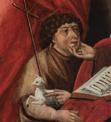 Zdjęcie nr 8: Obraz w formie stojącego prostokąta. Kompozycja trójplanowa. Na pierwszym planie, po bokach znajdują się Maria Salome ze św. Janem Ewangelistą oraz św. Elżbieta ze św. Janem Chrzcicielem. Na drugim planie umieszczona grupa z siedzącymi na ławie Matką Boską z Dzieciątkiem i św. Anną. Za nimi, za niską przegrodą stoją od lewej Zebedeusz, św. Józef i św. Joachim, nad nimi unosi się pośród obłoków półpostać Boga Ojca. 
W centrum siedzące Maria i św. Anna zwrócone ku sobie. Maria dwiema wyciągniętymi przed siebie rękami przytrzymuje stojące na jej kolanach Dzieciątko. Matka Boska ma owalną twarz z wysokim czołem, małymi oczami, prostym nosem i małymi ustami; okoloną długimi, kręconymi włosami opadającymi na ramiona, z opaską nad czołem. Ubrana jest w różową suknię oraz granatowy płaszcz ze złoconą lamówką zarzucony na ramiona i kolana. Dzieciątko zwrócone jest w trzech czwartych w lewo, dłońmi sięga po owoce, które na półmisku trzyma św. Anna, ma ugięte nóżki. Twarz okrągła o pełnych policzkach z wyraźnie zaznaczonym podbródkiem, o dużych oczach, zadartym nosie i pełnych ustach; okolona krótkimi włosami z lokiem na czole. Ubrane jest w długą, przezroczystą tunikę. Święta Anna lewą ręką trzyma półmisek z owocami, prawą podaje jeden Dzieciątku. Twarz o starczych rysach, dużych oczach skierowanych w dół, prostym nosie i małych ustach. Ubrana jest w zieloną suknię, czerwony płaszcz z żółtą podszewką, zarzucony na ramiona i kolana. Na głowie ma biały welon. Cała trójka ma wokół głów złocone i tłoczone w zaprawie nimby. 
W lewym dolnym narożu obrazu siedzi Maria Salome zwrócona w trzech czwartych w lewo, pochylona, lewą ręką przytrzymuje św. Jana Ewangelistę siedzącego na jej kolanach, w prawej, uniesionej trzyma białą różę. Ubrana jest w czerwoną suknię i jasnofioletowy płaszcz z zieloną podszewką, wokół głowy ma białą podwikę, na niej czepiec. Święty Jan ukazany jako niemowle, w pozycji siedzącej, zwrócony w trzech czwartych w prawo, obiema rękami podtrzymuje kielich, z którego wychodzi wąż. Twarz ma okrągłą, okoloną jasnymi włosami. W partii bioder przepasany jest białą pieluszką. Po prawej stronie obrazu ucięta postać św. Elżbiety, zwrócona w trzech czwartych w prawo, prawą ręką ujmuje twarz stojącego obok św. Jana Chrzciciela. Na jej kolanach leży otwarta księga. Święta ubrana jest w brązową suknię oraz czerwony płaszcz. Na głowie ma biały welon spięty ozdobną opaską z klejnotami. Po jej lewej stronie stoi św. Jan Chrzciciel ukazany jako dziecko, zwrócony w trzech czwartych w lewo, na prawym przedramieniu podtrzymuje baranka i laskę zakończoną krzyżem. Twarz ma trójkątną, o dużych oczach i nosie oraz otwartych ustach, okoloną krótkimi, kręconymi włosami. Ubrany jest w melotę. Na trzecim planie, za przegrodą, od lewej półpostać Zebedeusza, zwróconego w trzech czwartych w lewo, ukazanego jako dojrzały mężczyzna, o dużych oczach i nosie oraz pełnych ustach. Twarz ma okoloną długimi kręconymi brodą i włosami. Ubrany jest w zieloną tunikę, różowy płaszcz, na głowie ma czerwone nakrycie. Po jego lewej stronie półpostać św. Józefa zwróconego w trzech czwartych w lewo, który lewą rękę kładzie na ramieniu św. Joachima. Ukazany jest jako dojrzały mężczyzna, o dużych oczach i nosie oraz pełnych ustach. Twarz ma okoloną kręconą brodą i włosami sięgającymi ramion. Ubrany jest w czarną tunikę z kołnierzykiem, na ramiona ma narzucony brązowy płaszcz. Po jego lewej stronie półpostać św. Joachima zwróconego w trzech czwartych w prawo, z ugiętymi rękami, który tłumaczy coś św. Józefowi. Ukazany jest jako starzec, o dużych oczach i garbatym nosie oraz wąskich ustach. Twarz ma okoloną długą, jasną brodą. Ubrany jest w czerwoną tunikę, zielony płaszcz z żółtą podszewką o rozciętych rękawach oraz nakrycie głowy dekorowane wstęgą z kamieniem.
Ponad św. Józefem i św. Joachimem, wyłania się spośród obłoków niewielkie popiersie Boga Ojca, który lewą ręką podtrzymuje jabłko królewskie, prawą błogosławi. Ukazany jest jako starzec, ubrany w granatową tunikę i różowy płaszcz. Poniżej gołębica Ducha Świętego w glorii promienistej. Tło obrazu złocone, z tłoczoną dekoracją o wzorze roślinnym. U dołu obrazu napis „1516 / RENOVATVM / 1638 / RENOVATVM / 1825 / RENOVATVM 1921”.