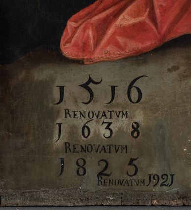 Zdjęcie nr 9: Obraz w formie stojącego prostokąta. Kompozycja trójplanowa. Na pierwszym planie, po bokach znajdują się Maria Salome ze św. Janem Ewangelistą oraz św. Elżbieta ze św. Janem Chrzcicielem. Na drugim planie umieszczona grupa z siedzącymi na ławie Matką Boską z Dzieciątkiem i św. Anną. Za nimi, za niską przegrodą stoją od lewej Zebedeusz, św. Józef i św. Joachim, nad nimi unosi się pośród obłoków półpostać Boga Ojca. 
W centrum siedzące Maria i św. Anna zwrócone ku sobie. Maria dwiema wyciągniętymi przed siebie rękami przytrzymuje stojące na jej kolanach Dzieciątko. Matka Boska ma owalną twarz z wysokim czołem, małymi oczami, prostym nosem i małymi ustami; okoloną długimi, kręconymi włosami opadającymi na ramiona, z opaską nad czołem. Ubrana jest w różową suknię oraz granatowy płaszcz ze złoconą lamówką zarzucony na ramiona i kolana. Dzieciątko zwrócone jest w trzech czwartych w lewo, dłońmi sięga po owoce, które na półmisku trzyma św. Anna, ma ugięte nóżki. Twarz okrągła o pełnych policzkach z wyraźnie zaznaczonym podbródkiem, o dużych oczach, zadartym nosie i pełnych ustach; okolona krótkimi włosami z lokiem na czole. Ubrane jest w długą, przezroczystą tunikę. Święta Anna lewą ręką trzyma półmisek z owocami, prawą podaje jeden Dzieciątku. Twarz o starczych rysach, dużych oczach skierowanych w dół, prostym nosie i małych ustach. Ubrana jest w zieloną suknię, czerwony płaszcz z żółtą podszewką, zarzucony na ramiona i kolana. Na głowie ma biały welon. Cała trójka ma wokół głów złocone i tłoczone w zaprawie nimby. 
W lewym dolnym narożu obrazu siedzi Maria Salome zwrócona w trzech czwartych w lewo, pochylona, lewą ręką przytrzymuje św. Jana Ewangelistę siedzącego na jej kolanach, w prawej, uniesionej trzyma białą różę. Ubrana jest w czerwoną suknię i jasnofioletowy płaszcz z zieloną podszewką, wokół głowy ma białą podwikę, na niej czepiec. Święty Jan ukazany jako niemowle, w pozycji siedzącej, zwrócony w trzech czwartych w prawo, obiema rękami podtrzymuje kielich, z którego wychodzi wąż. Twarz ma okrągłą, okoloną jasnymi włosami. W partii bioder przepasany jest białą pieluszką. Po prawej stronie obrazu ucięta postać św. Elżbiety, zwrócona w trzech czwartych w prawo, prawą ręką ujmuje twarz stojącego obok św. Jana Chrzciciela. Na jej kolanach leży otwarta księga. Święta ubrana jest w brązową suknię oraz czerwony płaszcz. Na głowie ma biały welon spięty ozdobną opaską z klejnotami. Po jej lewej stronie stoi św. Jan Chrzciciel ukazany jako dziecko, zwrócony w trzech czwartych w lewo, na prawym przedramieniu podtrzymuje baranka i laskę zakończoną krzyżem. Twarz ma trójkątną, o dużych oczach i nosie oraz otwartych ustach, okoloną krótkimi, kręconymi włosami. Ubrany jest w melotę. Na trzecim planie, za przegrodą, od lewej półpostać Zebedeusza, zwróconego w trzech czwartych w lewo, ukazanego jako dojrzały mężczyzna, o dużych oczach i nosie oraz pełnych ustach. Twarz ma okoloną długimi kręconymi brodą i włosami. Ubrany jest w zieloną tunikę, różowy płaszcz, na głowie ma czerwone nakrycie. Po jego lewej stronie półpostać św. Józefa zwróconego w trzech czwartych w lewo, który lewą rękę kładzie na ramieniu św. Joachima. Ukazany jest jako dojrzały mężczyzna, o dużych oczach i nosie oraz pełnych ustach. Twarz ma okoloną kręconą brodą i włosami sięgającymi ramion. Ubrany jest w czarną tunikę z kołnierzykiem, na ramiona ma narzucony brązowy płaszcz. Po jego lewej stronie półpostać św. Joachima zwróconego w trzech czwartych w prawo, z ugiętymi rękami, który tłumaczy coś św. Józefowi. Ukazany jest jako starzec, o dużych oczach i garbatym nosie oraz wąskich ustach. Twarz ma okoloną długą, jasną brodą. Ubrany jest w czerwoną tunikę, zielony płaszcz z żółtą podszewką o rozciętych rękawach oraz nakrycie głowy dekorowane wstęgą z kamieniem.
Ponad św. Józefem i św. Joachimem, wyłania się spośród obłoków niewielkie popiersie Boga Ojca, który lewą ręką podtrzymuje jabłko królewskie, prawą błogosławi. Ukazany jest jako starzec, ubrany w granatową tunikę i różowy płaszcz. Poniżej gołębica Ducha Świętego w glorii promienistej. Tło obrazu złocone, z tłoczoną dekoracją o wzorze roślinnym. U dołu obrazu napis „1516 / RENOVATVM / 1638 / RENOVATVM / 1825 / RENOVATVM 1921”.