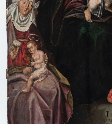 Zdjęcie nr 5: Obraz w formie stojącego prostokąta. Kompozycja trójplanowa. Na pierwszym planie, po bokach znajdują się Maria Salome ze św. Janem Ewangelistą oraz św. Elżbieta ze św. Janem Chrzcicielem. Na drugim planie umieszczona grupa z siedzącymi na ławie Matką Boską z Dzieciątkiem i św. Anną. Za nimi, za niską przegrodą stoją od lewej Zebedeusz, św. Józef i św. Joachim, nad nimi unosi się pośród obłoków półpostać Boga Ojca. 
W centrum siedzące Maria i św. Anna zwrócone ku sobie. Maria dwiema wyciągniętymi przed siebie rękami przytrzymuje stojące na jej kolanach Dzieciątko. Matka Boska ma owalną twarz z wysokim czołem, małymi oczami, prostym nosem i małymi ustami; okoloną długimi, kręconymi włosami opadającymi na ramiona, z opaską nad czołem. Ubrana jest w różową suknię oraz granatowy płaszcz ze złoconą lamówką zarzucony na ramiona i kolana. Dzieciątko zwrócone jest w trzech czwartych w lewo, dłońmi sięga po owoce, które na półmisku trzyma św. Anna, ma ugięte nóżki. Twarz okrągła o pełnych policzkach z wyraźnie zaznaczonym podbródkiem, o dużych oczach, zadartym nosie i pełnych ustach; okolona krótkimi włosami z lokiem na czole. Ubrane jest w długą, przezroczystą tunikę. Święta Anna lewą ręką trzyma półmisek z owocami, prawą podaje jeden Dzieciątku. Twarz o starczych rysach, dużych oczach skierowanych w dół, prostym nosie i małych ustach. Ubrana jest w zieloną suknię, czerwony płaszcz z żółtą podszewką, zarzucony na ramiona i kolana. Na głowie ma biały welon. Cała trójka ma wokół głów złocone i tłoczone w zaprawie nimby. 
W lewym dolnym narożu obrazu siedzi Maria Salome zwrócona w trzech czwartych w lewo, pochylona, lewą ręką przytrzymuje św. Jana Ewangelistę siedzącego na jej kolanach, w prawej, uniesionej trzyma białą różę. Ubrana jest w czerwoną suknię i jasnofioletowy płaszcz z zieloną podszewką, wokół głowy ma białą podwikę, na niej czepiec. Święty Jan ukazany jako niemowle, w pozycji siedzącej, zwrócony w trzech czwartych w prawo, obiema rękami podtrzymuje kielich, z którego wychodzi wąż. Twarz ma okrągłą, okoloną jasnymi włosami. W partii bioder przepasany jest białą pieluszką. Po prawej stronie obrazu ucięta postać św. Elżbiety, zwrócona w trzech czwartych w prawo, prawą ręką ujmuje twarz stojącego obok św. Jana Chrzciciela. Na jej kolanach leży otwarta księga. Święta ubrana jest w brązową suknię oraz czerwony płaszcz. Na głowie ma biały welon spięty ozdobną opaską z klejnotami. Po jej lewej stronie stoi św. Jan Chrzciciel ukazany jako dziecko, zwrócony w trzech czwartych w lewo, na prawym przedramieniu podtrzymuje baranka i laskę zakończoną krzyżem. Twarz ma trójkątną, o dużych oczach i nosie oraz otwartych ustach, okoloną krótkimi, kręconymi włosami. Ubrany jest w melotę. Na trzecim planie, za przegrodą, od lewej półpostać Zebedeusza, zwróconego w trzech czwartych w lewo, ukazanego jako dojrzały mężczyzna, o dużych oczach i nosie oraz pełnych ustach. Twarz ma okoloną długimi kręconymi brodą i włosami. Ubrany jest w zieloną tunikę, różowy płaszcz, na głowie ma czerwone nakrycie. Po jego lewej stronie półpostać św. Józefa zwróconego w trzech czwartych w lewo, który lewą rękę kładzie na ramieniu św. Joachima. Ukazany jest jako dojrzały mężczyzna, o dużych oczach i nosie oraz pełnych ustach. Twarz ma okoloną kręconą brodą i włosami sięgającymi ramion. Ubrany jest w czarną tunikę z kołnierzykiem, na ramiona ma narzucony brązowy płaszcz. Po jego lewej stronie półpostać św. Joachima zwróconego w trzech czwartych w prawo, z ugiętymi rękami, który tłumaczy coś św. Józefowi. Ukazany jest jako starzec, o dużych oczach i garbatym nosie oraz wąskich ustach. Twarz ma okoloną długą, jasną brodą. Ubrany jest w czerwoną tunikę, zielony płaszcz z żółtą podszewką o rozciętych rękawach oraz nakrycie głowy dekorowane wstęgą z kamieniem.
Ponad św. Józefem i św. Joachimem, wyłania się spośród obłoków niewielkie popiersie Boga Ojca, który lewą ręką podtrzymuje jabłko królewskie, prawą błogosławi. Ukazany jest jako starzec, ubrany w granatową tunikę i różowy płaszcz. Poniżej gołębica Ducha Świętego w glorii promienistej. Tło obrazu złocone, z tłoczoną dekoracją o wzorze roślinnym. U dołu obrazu napis „1516 / RENOVATVM / 1638 / RENOVATVM / 1825 / RENOVATVM 1921”.