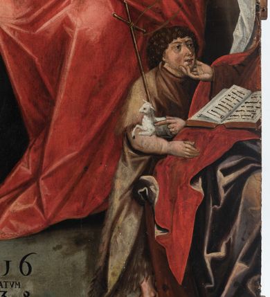 Zdjęcie nr 16: Obraz w formie stojącego prostokąta. Kompozycja trójplanowa. Na pierwszym planie, po bokach znajdują się Maria Salome ze św. Janem Ewangelistą oraz św. Elżbieta ze św. Janem Chrzcicielem. Na drugim planie umieszczona grupa z siedzącymi na ławie Matką Boską z Dzieciątkiem i św. Anną. Za nimi, za niską przegrodą stoją od lewej Zebedeusz, św. Józef i św. Joachim, nad nimi unosi się pośród obłoków półpostać Boga Ojca. 
W centrum siedzące Maria i św. Anna zwrócone ku sobie. Maria dwiema wyciągniętymi przed siebie rękami przytrzymuje stojące na jej kolanach Dzieciątko. Matka Boska ma owalną twarz z wysokim czołem, małymi oczami, prostym nosem i małymi ustami; okoloną długimi, kręconymi włosami opadającymi na ramiona, z opaską nad czołem. Ubrana jest w różową suknię oraz granatowy płaszcz ze złoconą lamówką zarzucony na ramiona i kolana. Dzieciątko zwrócone jest w trzech czwartych w lewo, dłońmi sięga po owoce, które na półmisku trzyma św. Anna, ma ugięte nóżki. Twarz okrągła o pełnych policzkach z wyraźnie zaznaczonym podbródkiem, o dużych oczach, zadartym nosie i pełnych ustach; okolona krótkimi włosami z lokiem na czole. Ubrane jest w długą, przezroczystą tunikę. Święta Anna lewą ręką trzyma półmisek z owocami, prawą podaje jeden Dzieciątku. Twarz o starczych rysach, dużych oczach skierowanych w dół, prostym nosie i małych ustach. Ubrana jest w zieloną suknię, czerwony płaszcz z żółtą podszewką, zarzucony na ramiona i kolana. Na głowie ma biały welon. Cała trójka ma wokół głów złocone i tłoczone w zaprawie nimby. 
W lewym dolnym narożu obrazu siedzi Maria Salome zwrócona w trzech czwartych w lewo, pochylona, lewą ręką przytrzymuje św. Jana Ewangelistę siedzącego na jej kolanach, w prawej, uniesionej trzyma białą różę. Ubrana jest w czerwoną suknię i jasnofioletowy płaszcz z zieloną podszewką, wokół głowy ma białą podwikę, na niej czepiec. Święty Jan ukazany jako niemowle, w pozycji siedzącej, zwrócony w trzech czwartych w prawo, obiema rękami podtrzymuje kielich, z którego wychodzi wąż. Twarz ma okrągłą, okoloną jasnymi włosami. W partii bioder przepasany jest białą pieluszką. Po prawej stronie obrazu ucięta postać św. Elżbiety, zwrócona w trzech czwartych w prawo, prawą ręką ujmuje twarz stojącego obok św. Jana Chrzciciela. Na jej kolanach leży otwarta księga. Święta ubrana jest w brązową suknię oraz czerwony płaszcz. Na głowie ma biały welon spięty ozdobną opaską z klejnotami. Po jej lewej stronie stoi św. Jan Chrzciciel ukazany jako dziecko, zwrócony w trzech czwartych w lewo, na prawym przedramieniu podtrzymuje baranka i laskę zakończoną krzyżem. Twarz ma trójkątną, o dużych oczach i nosie oraz otwartych ustach, okoloną krótkimi, kręconymi włosami. Ubrany jest w melotę. Na trzecim planie, za przegrodą, od lewej półpostać Zebedeusza, zwróconego w trzech czwartych w lewo, ukazanego jako dojrzały mężczyzna, o dużych oczach i nosie oraz pełnych ustach. Twarz ma okoloną długimi kręconymi brodą i włosami. Ubrany jest w zieloną tunikę, różowy płaszcz, na głowie ma czerwone nakrycie. Po jego lewej stronie półpostać św. Józefa zwróconego w trzech czwartych w lewo, który lewą rękę kładzie na ramieniu św. Joachima. Ukazany jest jako dojrzały mężczyzna, o dużych oczach i nosie oraz pełnych ustach. Twarz ma okoloną kręconą brodą i włosami sięgającymi ramion. Ubrany jest w czarną tunikę z kołnierzykiem, na ramiona ma narzucony brązowy płaszcz. Po jego lewej stronie półpostać św. Joachima zwróconego w trzech czwartych w prawo, z ugiętymi rękami, który tłumaczy coś św. Józefowi. Ukazany jest jako starzec, o dużych oczach i garbatym nosie oraz wąskich ustach. Twarz ma okoloną długą, jasną brodą. Ubrany jest w czerwoną tunikę, zielony płaszcz z żółtą podszewką o rozciętych rękawach oraz nakrycie głowy dekorowane wstęgą z kamieniem.
Ponad św. Józefem i św. Joachimem, wyłania się spośród obłoków niewielkie popiersie Boga Ojca, który lewą ręką podtrzymuje jabłko królewskie, prawą błogosławi. Ukazany jest jako starzec, ubrany w granatową tunikę i różowy płaszcz. Poniżej gołębica Ducha Świętego w glorii promienistej. Tło obrazu złocone, z tłoczoną dekoracją o wzorze roślinnym. U dołu obrazu napis „1516 / RENOVATVM / 1638 / RENOVATVM / 1825 / RENOVATVM 1921”.