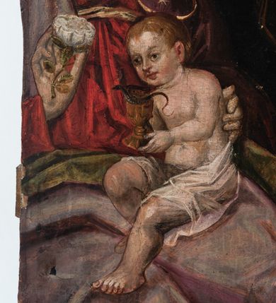 Zdjęcie nr 17: Obraz w formie stojącego prostokąta. Kompozycja trójplanowa. Na pierwszym planie, po bokach znajdują się Maria Salome ze św. Janem Ewangelistą oraz św. Elżbieta ze św. Janem Chrzcicielem. Na drugim planie umieszczona grupa z siedzącymi na ławie Matką Boską z Dzieciątkiem i św. Anną. Za nimi, za niską przegrodą stoją od lewej Zebedeusz, św. Józef i św. Joachim, nad nimi unosi się pośród obłoków półpostać Boga Ojca. 
W centrum siedzące Maria i św. Anna zwrócone ku sobie. Maria dwiema wyciągniętymi przed siebie rękami przytrzymuje stojące na jej kolanach Dzieciątko. Matka Boska ma owalną twarz z wysokim czołem, małymi oczami, prostym nosem i małymi ustami; okoloną długimi, kręconymi włosami opadającymi na ramiona, z opaską nad czołem. Ubrana jest w różową suknię oraz granatowy płaszcz ze złoconą lamówką zarzucony na ramiona i kolana. Dzieciątko zwrócone jest w trzech czwartych w lewo, dłońmi sięga po owoce, które na półmisku trzyma św. Anna, ma ugięte nóżki. Twarz okrągła o pełnych policzkach z wyraźnie zaznaczonym podbródkiem, o dużych oczach, zadartym nosie i pełnych ustach; okolona krótkimi włosami z lokiem na czole. Ubrane jest w długą, przezroczystą tunikę. Święta Anna lewą ręką trzyma półmisek z owocami, prawą podaje jeden Dzieciątku. Twarz o starczych rysach, dużych oczach skierowanych w dół, prostym nosie i małych ustach. Ubrana jest w zieloną suknię, czerwony płaszcz z żółtą podszewką, zarzucony na ramiona i kolana. Na głowie ma biały welon. Cała trójka ma wokół głów złocone i tłoczone w zaprawie nimby. 
W lewym dolnym narożu obrazu siedzi Maria Salome zwrócona w trzech czwartych w lewo, pochylona, lewą ręką przytrzymuje św. Jana Ewangelistę siedzącego na jej kolanach, w prawej, uniesionej trzyma białą różę. Ubrana jest w czerwoną suknię i jasnofioletowy płaszcz z zieloną podszewką, wokół głowy ma białą podwikę, na niej czepiec. Święty Jan ukazany jako niemowle, w pozycji siedzącej, zwrócony w trzech czwartych w prawo, obiema rękami podtrzymuje kielich, z którego wychodzi wąż. Twarz ma okrągłą, okoloną jasnymi włosami. W partii bioder przepasany jest białą pieluszką. Po prawej stronie obrazu ucięta postać św. Elżbiety, zwrócona w trzech czwartych w prawo, prawą ręką ujmuje twarz stojącego obok św. Jana Chrzciciela. Na jej kolanach leży otwarta księga. Święta ubrana jest w brązową suknię oraz czerwony płaszcz. Na głowie ma biały welon spięty ozdobną opaską z klejnotami. Po jej lewej stronie stoi św. Jan Chrzciciel ukazany jako dziecko, zwrócony w trzech czwartych w lewo, na prawym przedramieniu podtrzymuje baranka i laskę zakończoną krzyżem. Twarz ma trójkątną, o dużych oczach i nosie oraz otwartych ustach, okoloną krótkimi, kręconymi włosami. Ubrany jest w melotę. Na trzecim planie, za przegrodą, od lewej półpostać Zebedeusza, zwróconego w trzech czwartych w lewo, ukazanego jako dojrzały mężczyzna, o dużych oczach i nosie oraz pełnych ustach. Twarz ma okoloną długimi kręconymi brodą i włosami. Ubrany jest w zieloną tunikę, różowy płaszcz, na głowie ma czerwone nakrycie. Po jego lewej stronie półpostać św. Józefa zwróconego w trzech czwartych w lewo, który lewą rękę kładzie na ramieniu św. Joachima. Ukazany jest jako dojrzały mężczyzna, o dużych oczach i nosie oraz pełnych ustach. Twarz ma okoloną kręconą brodą i włosami sięgającymi ramion. Ubrany jest w czarną tunikę z kołnierzykiem, na ramiona ma narzucony brązowy płaszcz. Po jego lewej stronie półpostać św. Joachima zwróconego w trzech czwartych w prawo, z ugiętymi rękami, który tłumaczy coś św. Józefowi. Ukazany jest jako starzec, o dużych oczach i garbatym nosie oraz wąskich ustach. Twarz ma okoloną długą, jasną brodą. Ubrany jest w czerwoną tunikę, zielony płaszcz z żółtą podszewką o rozciętych rękawach oraz nakrycie głowy dekorowane wstęgą z kamieniem.
Ponad św. Józefem i św. Joachimem, wyłania się spośród obłoków niewielkie popiersie Boga Ojca, który lewą ręką podtrzymuje jabłko królewskie, prawą błogosławi. Ukazany jest jako starzec, ubrany w granatową tunikę i różowy płaszcz. Poniżej gołębica Ducha Świętego w glorii promienistej. Tło obrazu złocone, z tłoczoną dekoracją o wzorze roślinnym. U dołu obrazu napis „1516 / RENOVATVM / 1638 / RENOVATVM / 1825 / RENOVATVM 1921”.